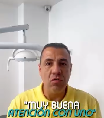 Paciente de Odontólogos La 73 con camisa amarilla, hablando de la atención en el consultorio
