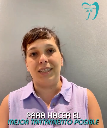 Paciente de Odontólogos La 73 con camisa lila, hablando del tratamiento